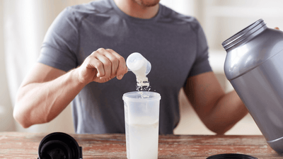 Un atleta PICSIL añadiendo creatina a un sacker