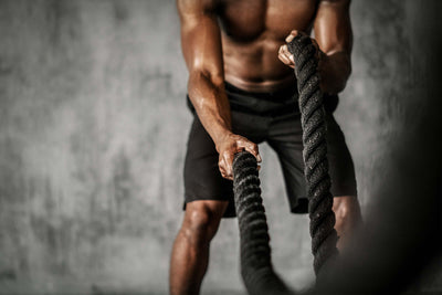 Un atleta haciendo battle rope