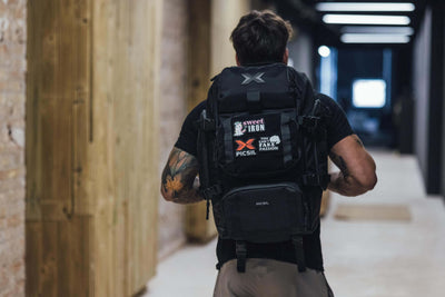 Un chico de espaldas con la Mochila Táctica PICSIL 2022