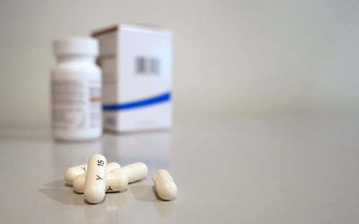 Capsulas de bcaa delante de una caja