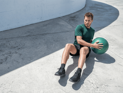 Un chico atleta de PICSIL realiza un Russian Twist
