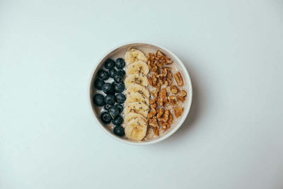 Un bol de frutos secos con yogurt