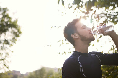 Hombre bebiendo agua