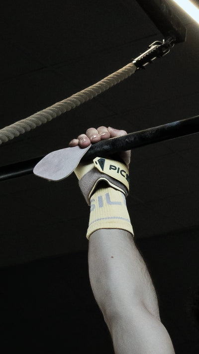 Mano con callera sin magnesio en una barra de crosstraining